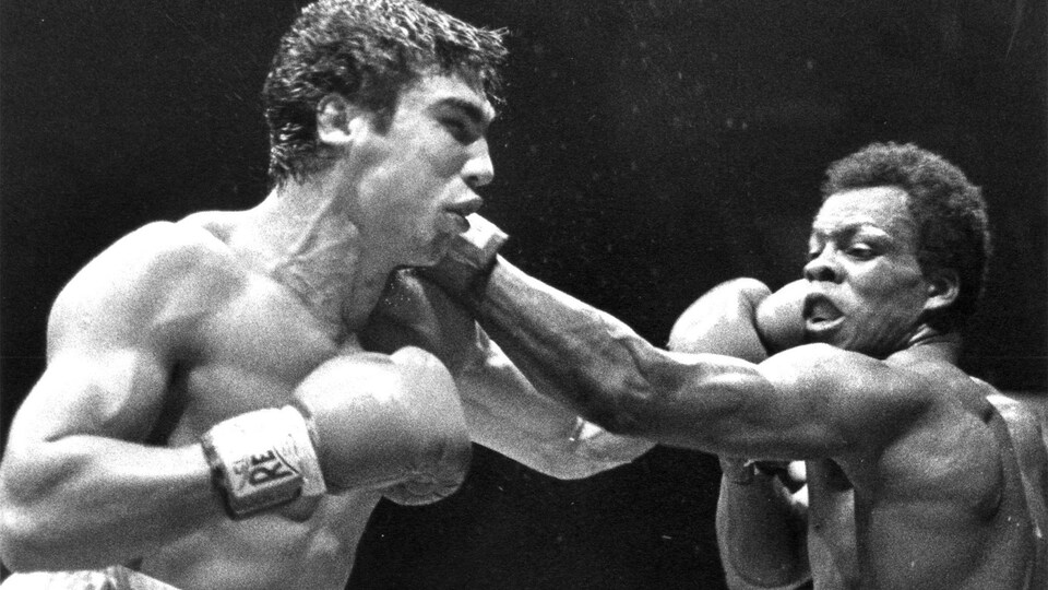 Une photo en noir et blanc de deux boxeurs dans le ring