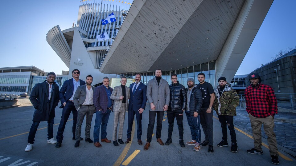 Le groupe pose devant le Casino de Montréal.