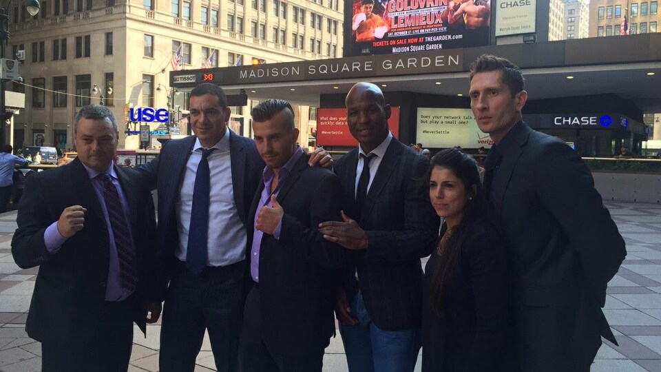Virginie Assaly à New York, en octobre 2015, en compagnie de Marc Ramsay, Camille Estephan, Bernard Hopkins, Jarek Kulesza et David Lemieux à la veille de son duel face à Gennadiy Golovkin.