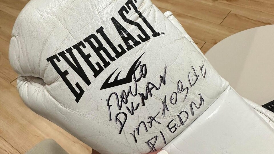 Le gant de boxe autographié.