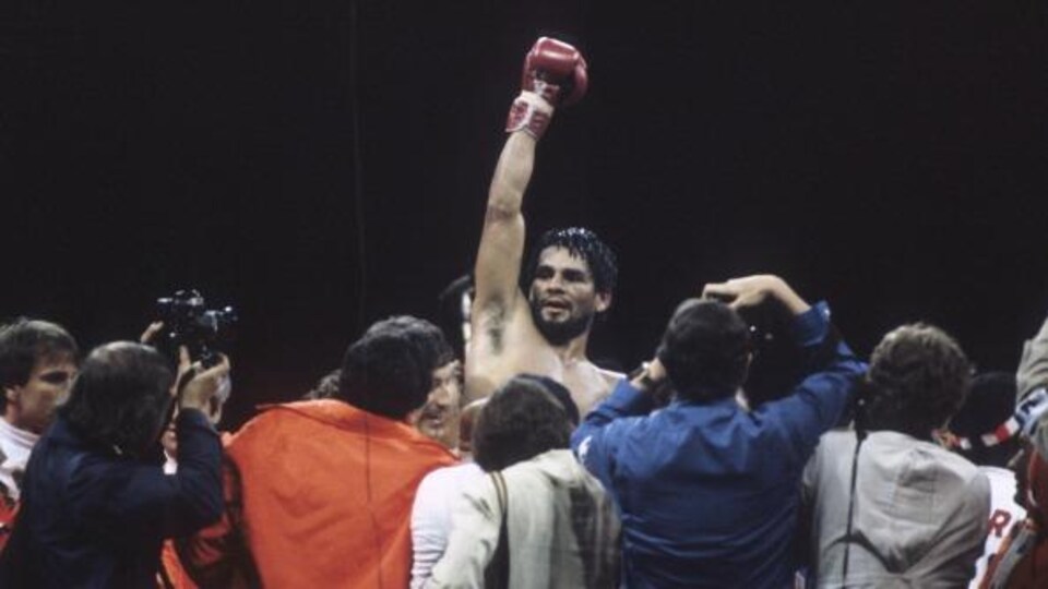 Roberto Duran porté en triomphe, le poing levé au ciel, après sa victoire sur Sugar Ray Leonard.