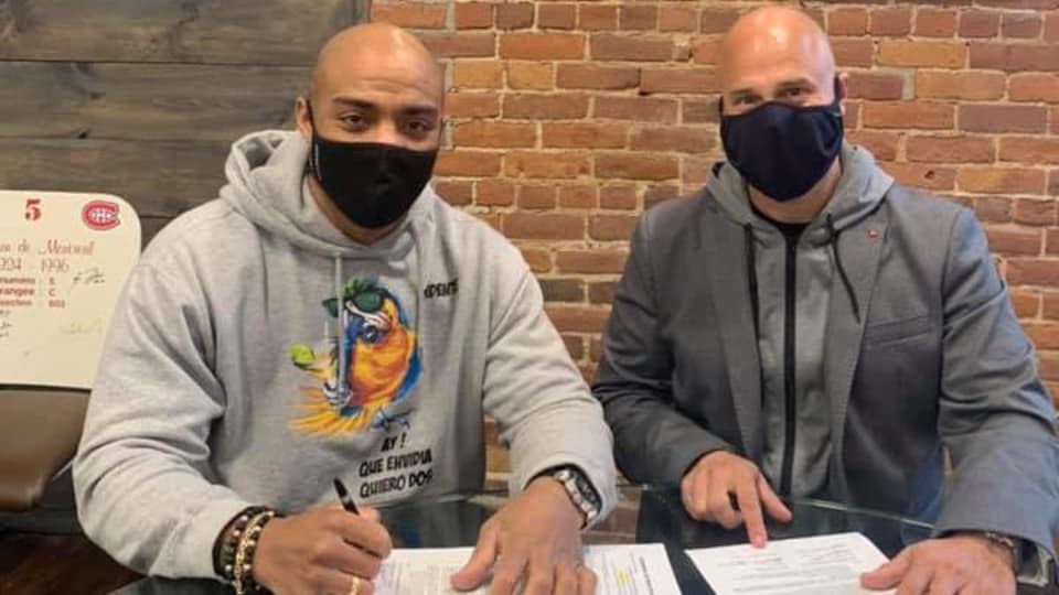 Oscar Rivas (à gauche) et son gérant Stéphane Lépine signent le contrat pour le combat de championnat du monde contre Bryant Jennings.