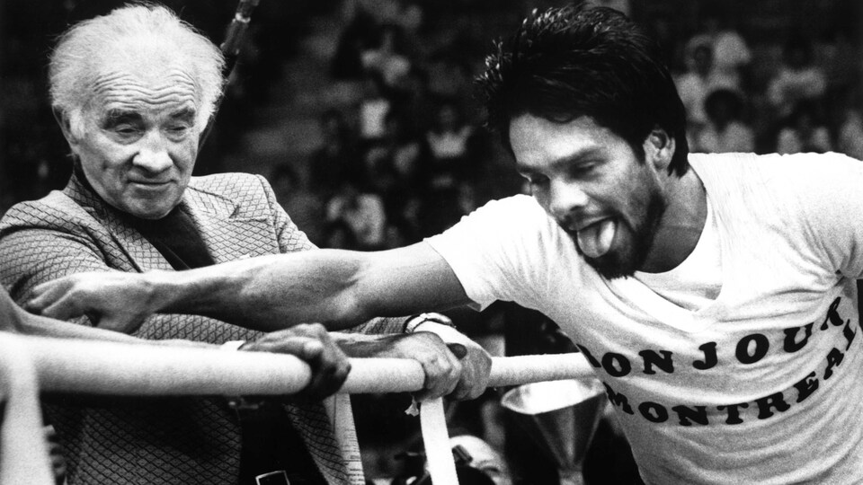 Roberto Duran feint de décocher une droite à l'endroit de son entraîneur Freddy Brown durant un entraînement public au Centre sportif Paul-Sauvé.