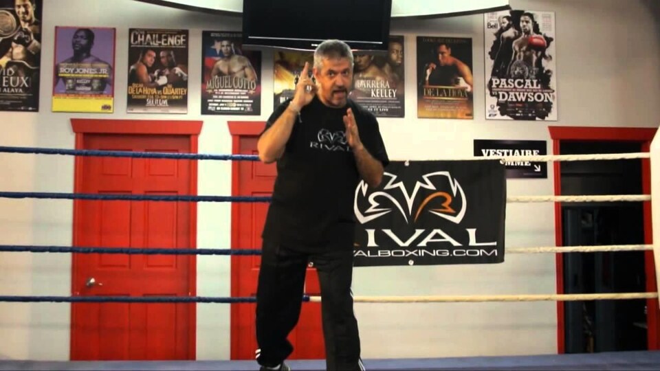 Il s'entraîne dans un ring.