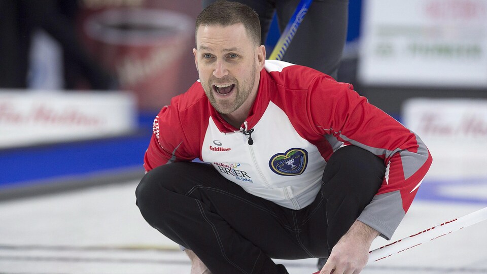 Brad Gushue gagne son premier match devant son public au Brier Radio
