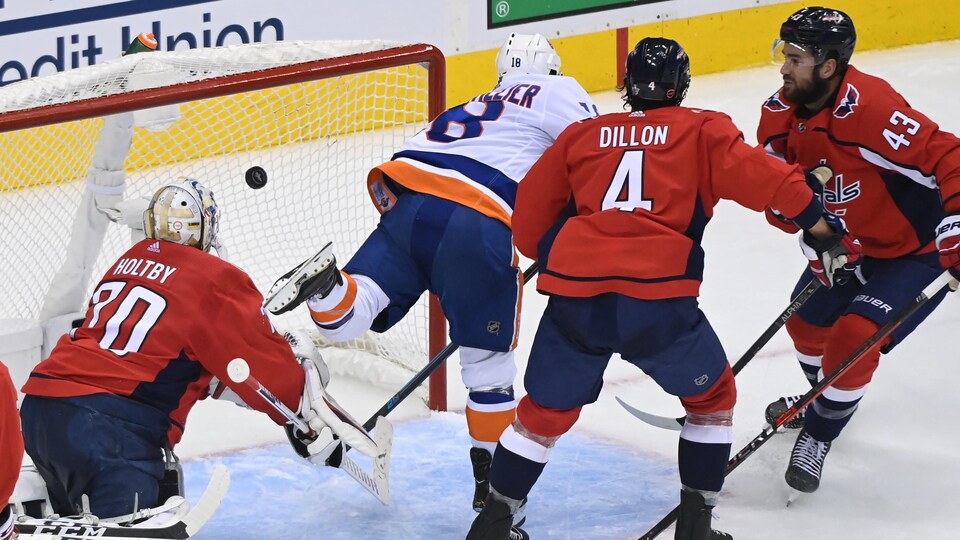 Braden Holtby, Anthony Beauvillier, Brenden Dillon et Tom Wilson