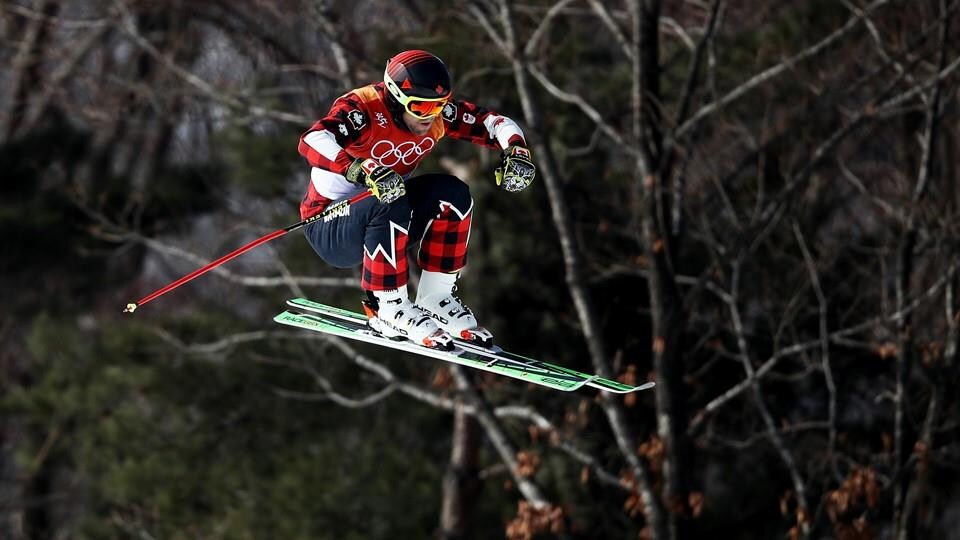 Un skieur dans les airs après un saut