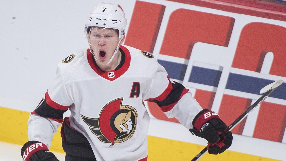 Brady Tkachuk célèbre un but marqué au Centre Bell.