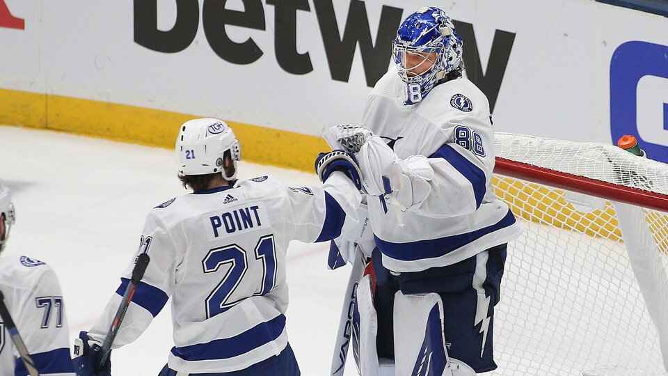 Après une victoire, il reçoit les félicitations de Brayden Point.