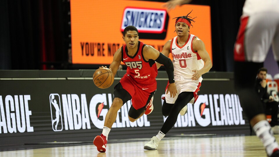 Breein Tyree court avec le ballon lors d'un match de basketball.