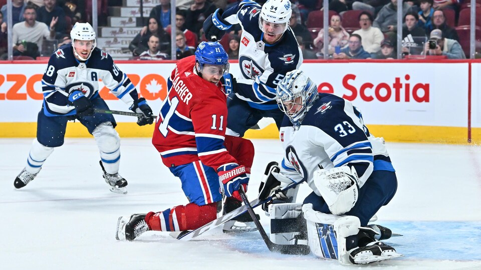 Des joueurs de hockey en action.