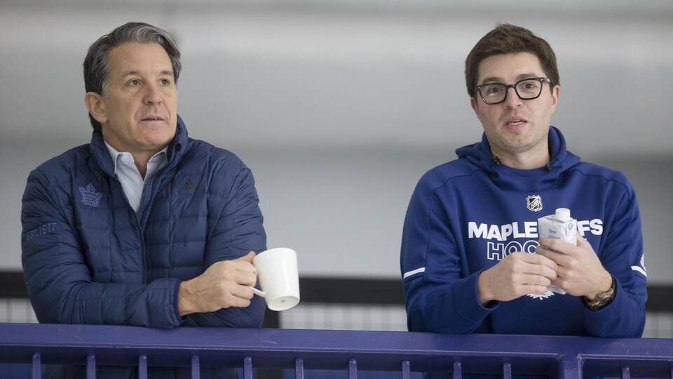 Brendan Shanahan et Kyle Dubas discutent lors d'un entraînement des Maple Leafs.