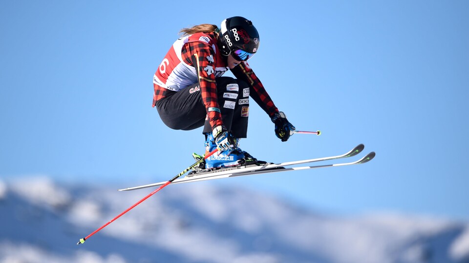 Une skieuse dans les airs