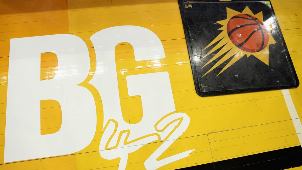 Les lettres BG et le nombre 42 sur un court de basketball