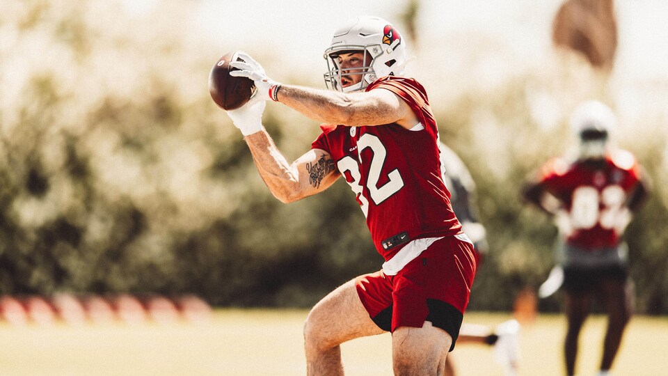 Il capte une passe lors d'une séance d'entraînement des Cardinals de l'Arizona.