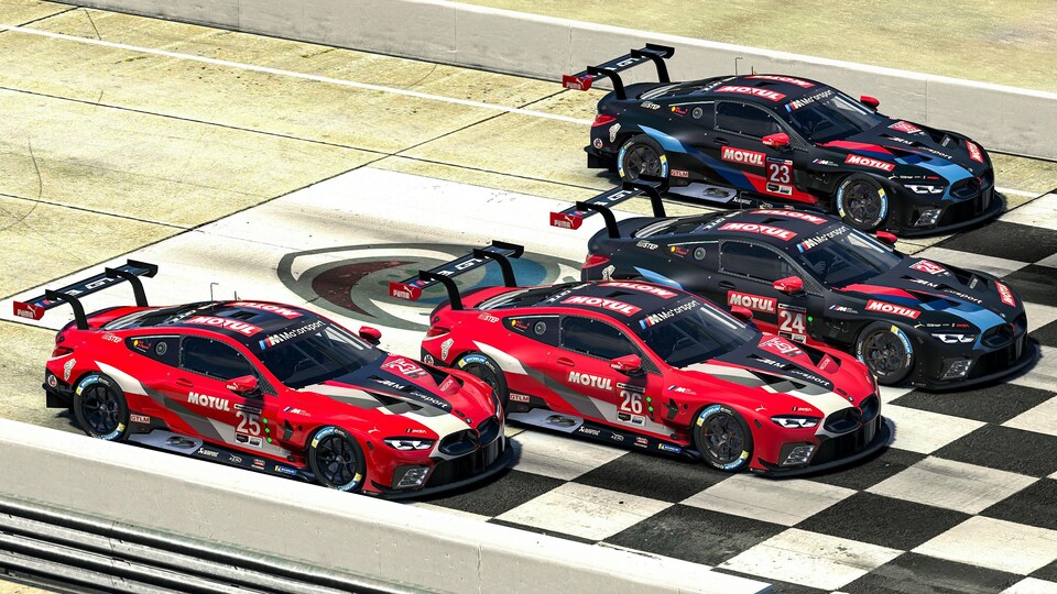 Les BMW M8 au départ d'une course virtuelle