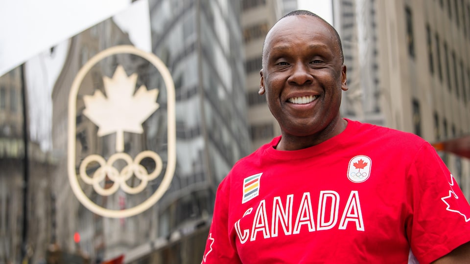 Le chef de mission de l'équipe canadienne aux Jeux de la Jeunesse 2018, Bruny Surin, pose devant la Maison olympique du Canada, à Montréal.