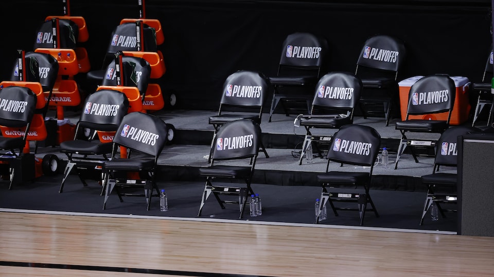 Des chaises vides près d'un court de basketball