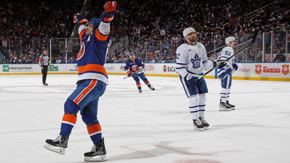 Le hockeyeur Cal Clutterbuck célèbre un but.