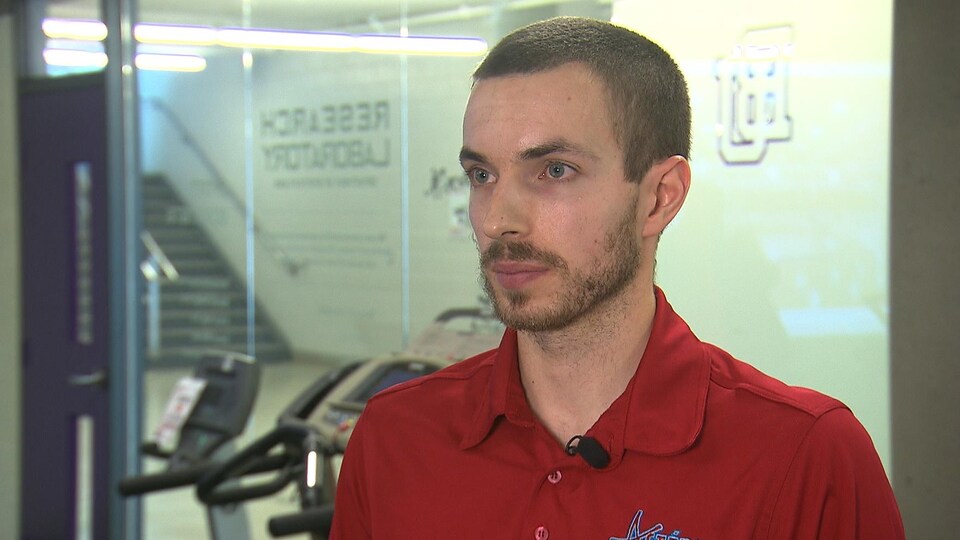 L'entraîneur de basketball accorde une entrevue à un journaliste de Radio-Canada.