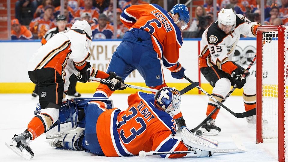 Adam Larsson et Cam Talbot sont impuissants devant Jacob Silfverberg des Ducks d'Anaheim, qui marque.