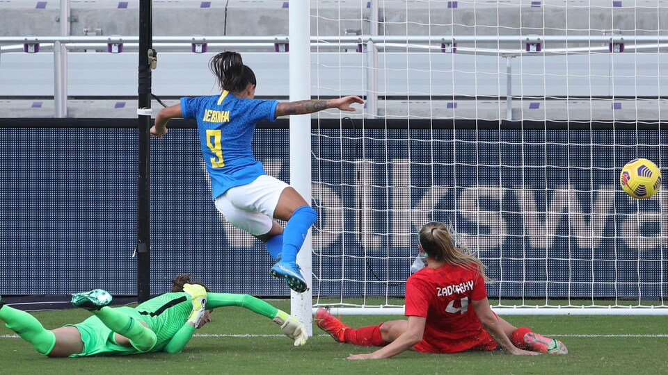 Elle regarde le ballon entrer dans le filet.
