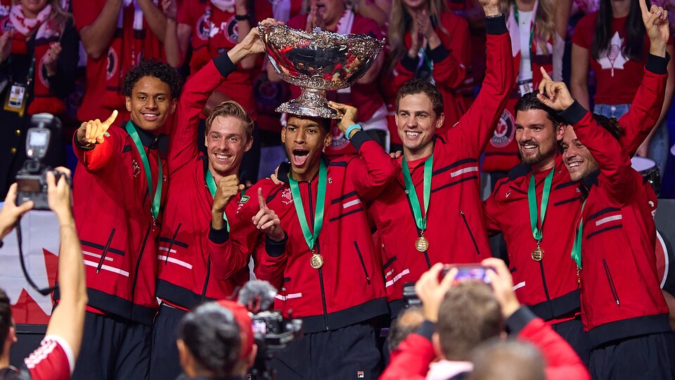 Les joueurs de l'équipe canadienne soulèvent le trophée de la Coupe Davis.