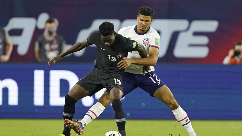 Le Canadien Alphonso Davies et l'Américain Miles Robinson.