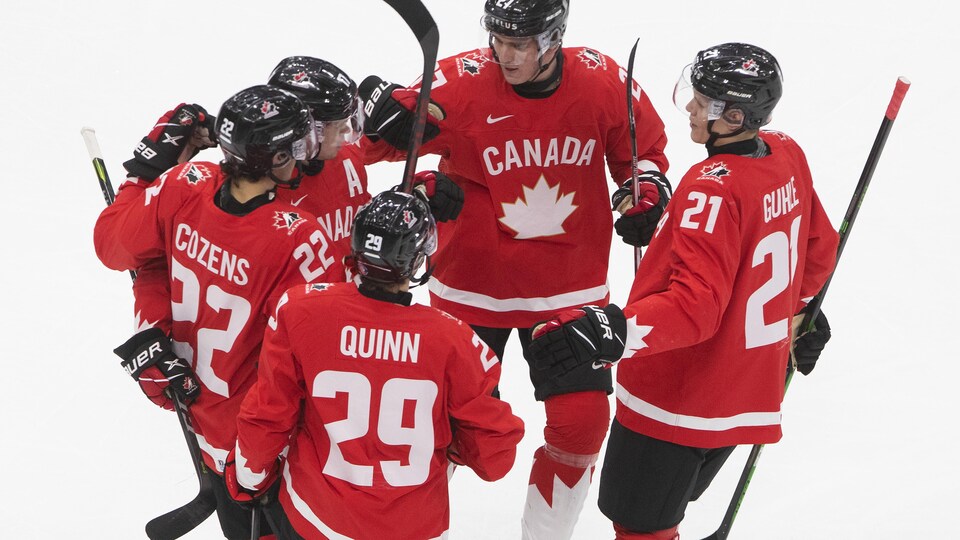 Des joueurs de hockey
