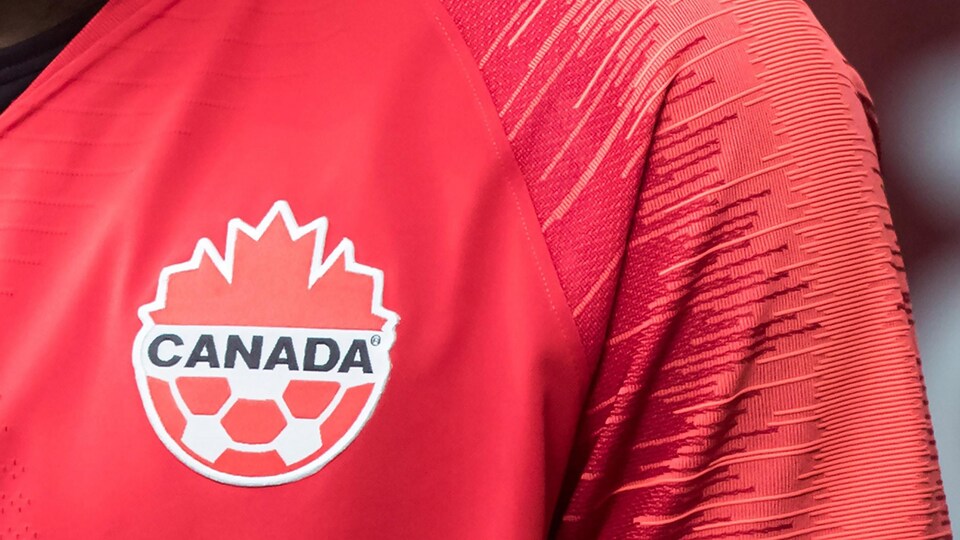 Un joueur portant un chandail à l'effigie de Canada Soccer.