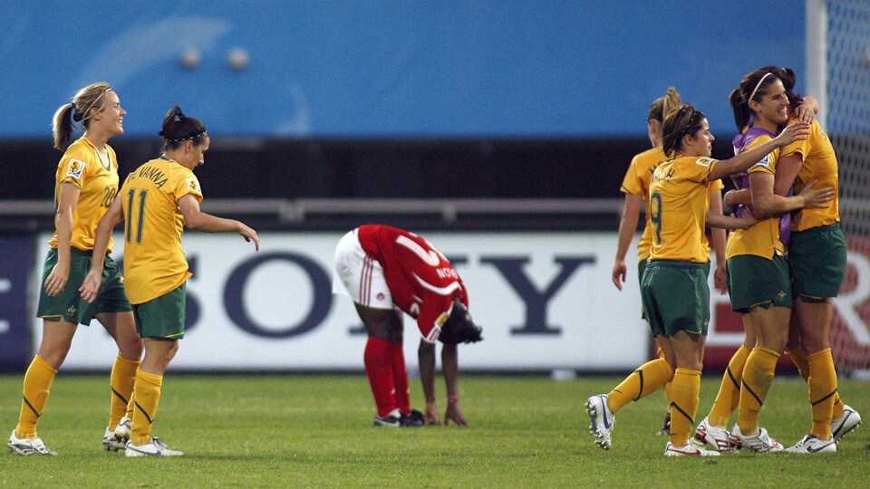 L'Australie célèbre sa victoire contre le Canada au tour préliminaire du Mondial féminin de soccer en 2007.