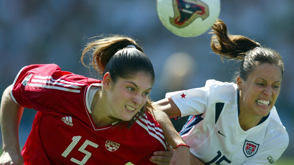 Kara Lang du Canada et Kate Sobrero des États-Unis lors du match pour la 3e place au Mondial féminin de soccer en 2003