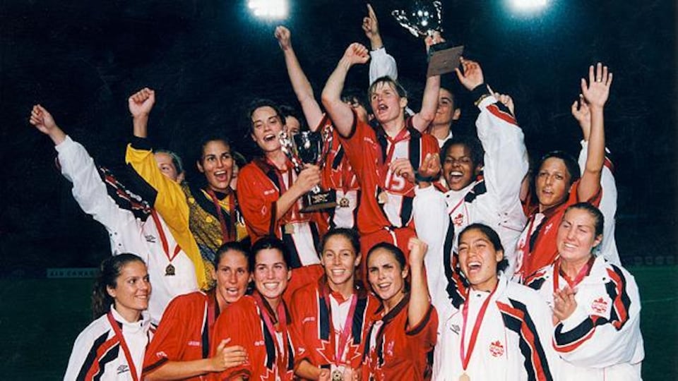 Les Canadiennes remportent la Gold Cup en 1998.