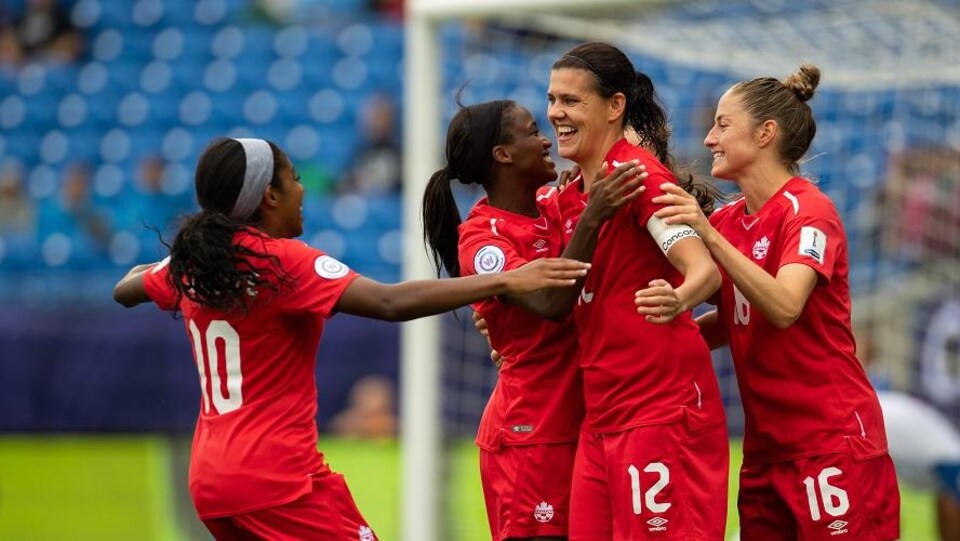 Le Canada se qualifie pour la Coupe du monde féminine 2019 après une victoire de 7-0 contre le Panama en demi-finale de la Gold Cup 2018.
