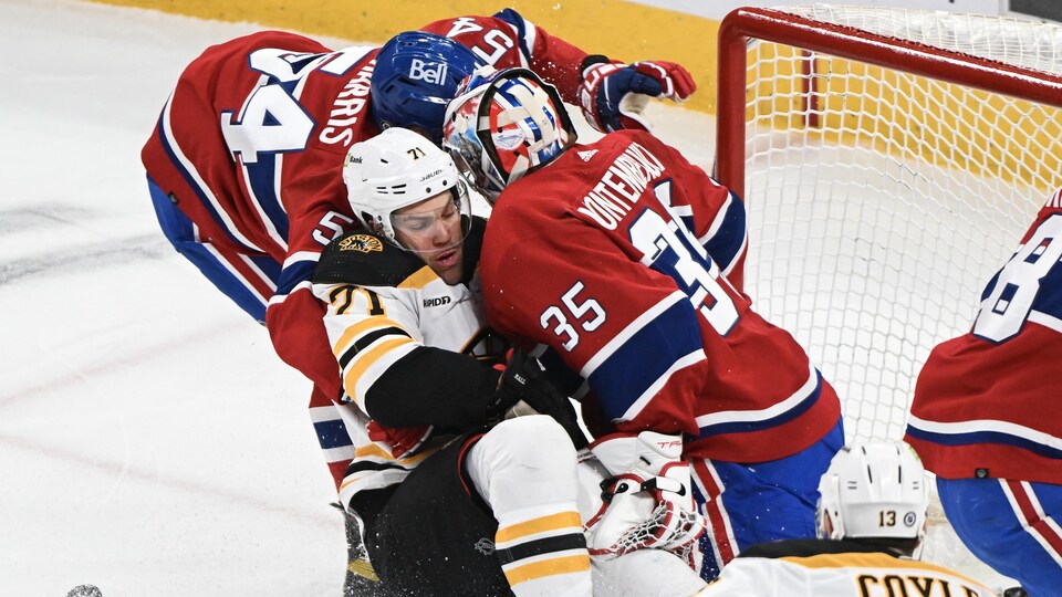 Taylor Hall, des Bruins, entre en collision, pieds devant, avec le gardien du Canadien en tentant d'amener la rondelle au filet.