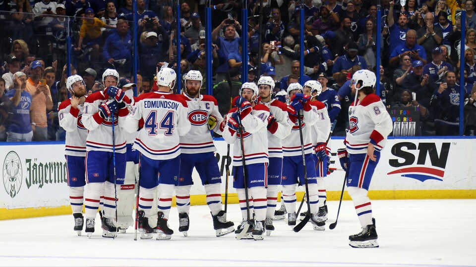 Des joueurs en blanc, l'air dépité