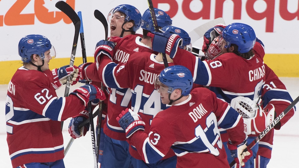 Les joueurs de l'équipe sont en liesse sur la glace.