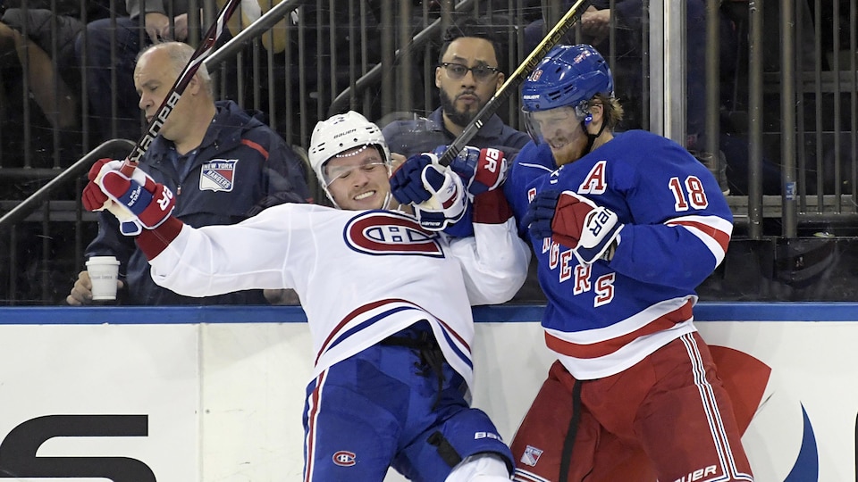 Le défenseur Marc Staal des Rangers met le centre Max Domi du Canadien en échec.