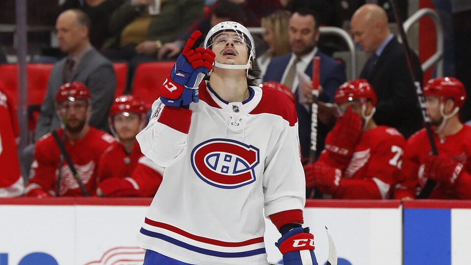 Charles Hudon pointe vers le ciel après avoir marqué un but contre les Red Wings de Détroit.