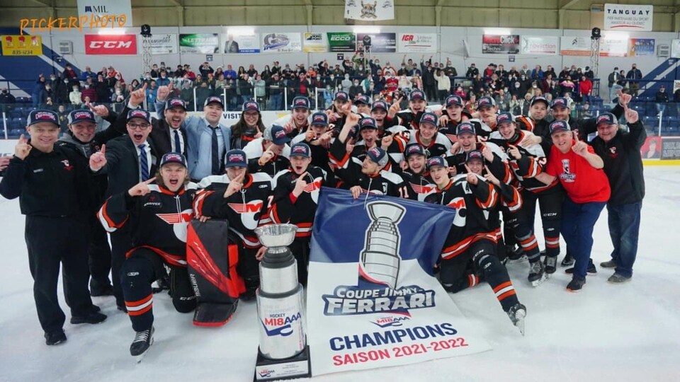 Les Cantonniers de Magog remportent la Coupe Jimmy-Ferrari.