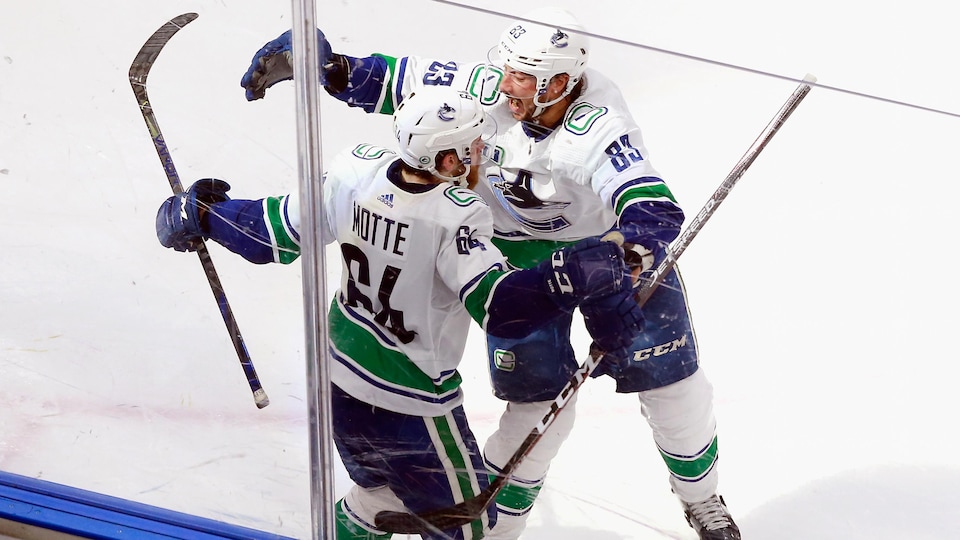 Tyler Motte, des Canucks de Vancouver, célèbre son but avec son coéquipier lors du cinquième match de la série contre les Blues de Saint-Louis.