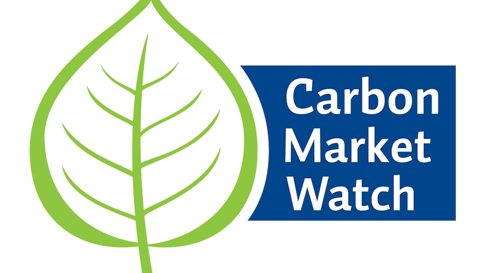 Un logo d'une feuille verte avec l'inscription Carbon Market Watch sur fond bleu