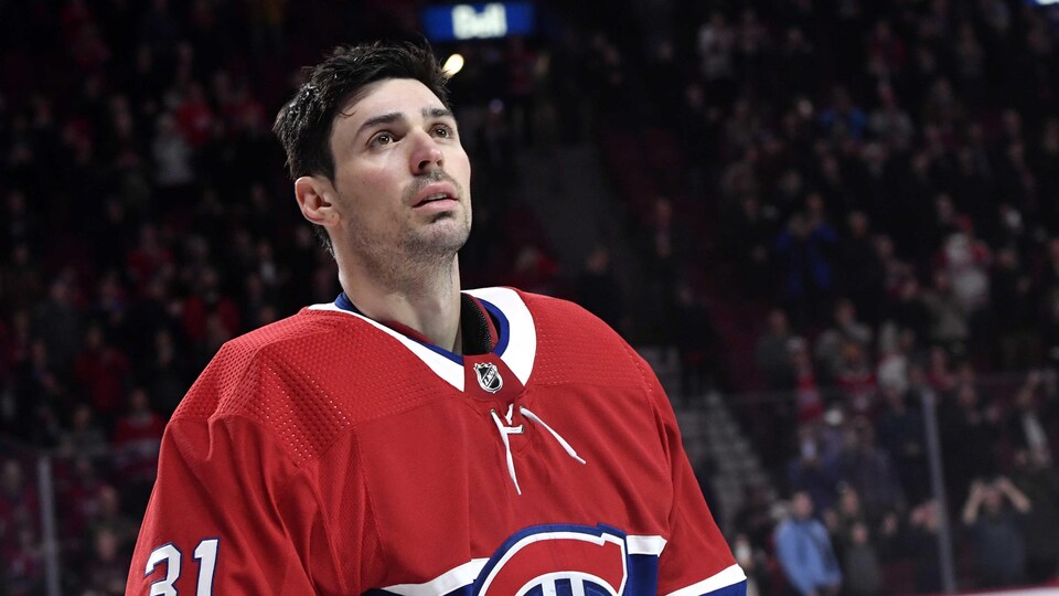 Il est sur la glace en uniforme, sans son masque.