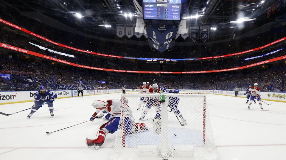 Le gardien Carey Price est déjoué par une passe devant son filet.