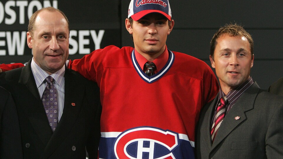 Carey Price flanked by Bob Gainey (left) and Trevor Timmins (right) at the 2005 National League Draft