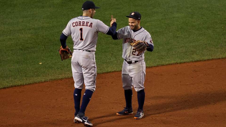Carlos Correa (no 1) et Jose Altuve (no 27) se tapent dans les mains.