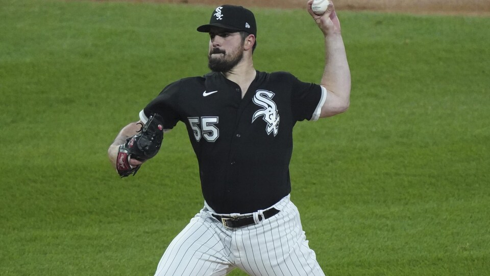 Le lanceur des White Sox de Chicago tient la balle dans sa main gauche sur le monticule.