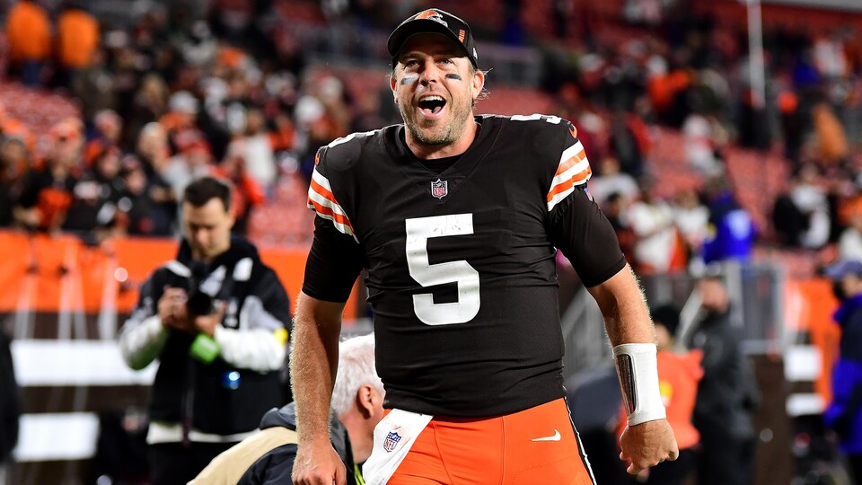 Case Keenum sourit après une victoire des Browns à Cleveland.