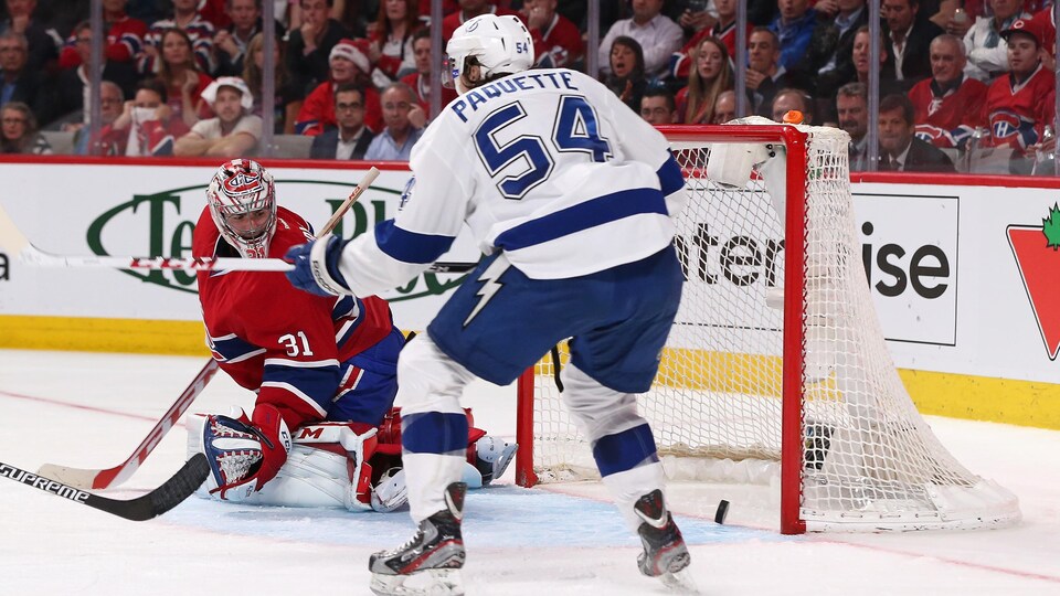 Posté devant le filet de Carey Price, il regarde la rondelle filer dans le but.