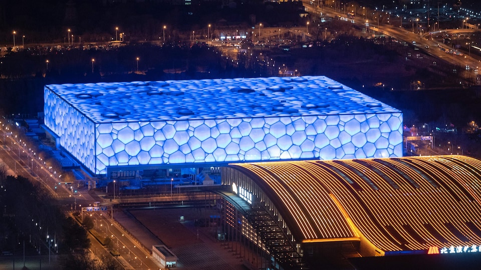 Un amphith&eacute;&acirc;tre illumin&eacute; en bleu le soir.
